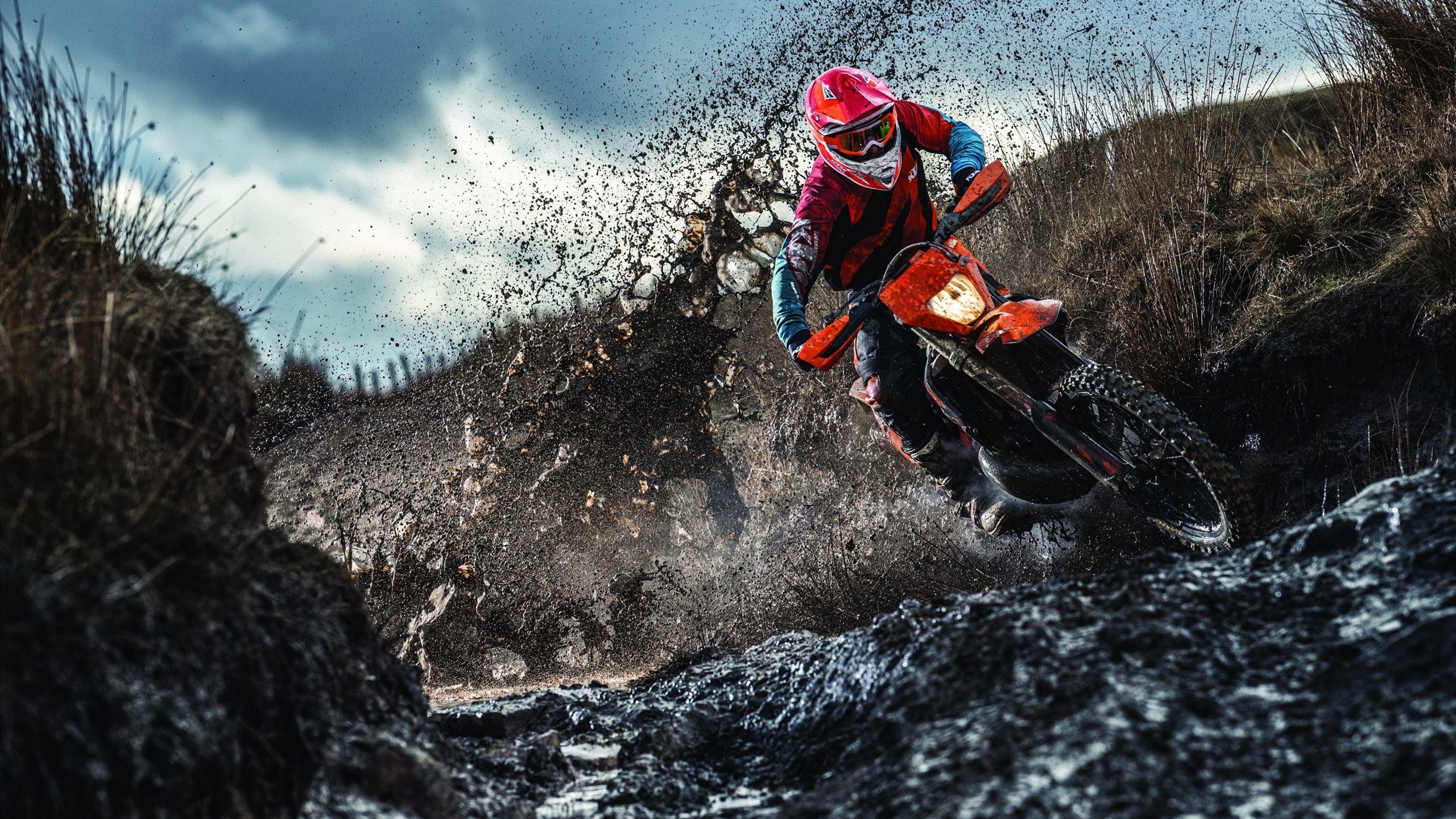 校园足球盛会频频举办，激发青少年的运动兴趣与活力，校园足球开展